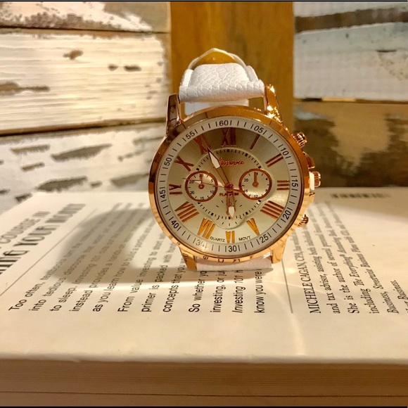 Luxury Fashion Faux Leather Analog Quartz Watch - Picture 3 of 4